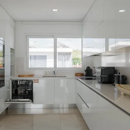 With Ocean View לוריניה